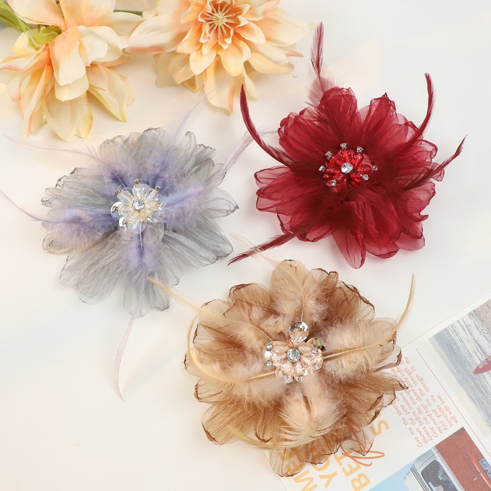 Crystal Mesh Fabric - เข็มกลัดดอกไม้ทำมือประดับขนนกและคริสตัลสำหรับผู้หญิง เข็มกลัดติดเสื้อผ้าประดับลูกปัด ดีไซน์หรูหรา ผ้าปักลายดอกไม้ เครื่องประดับแฟชั่น