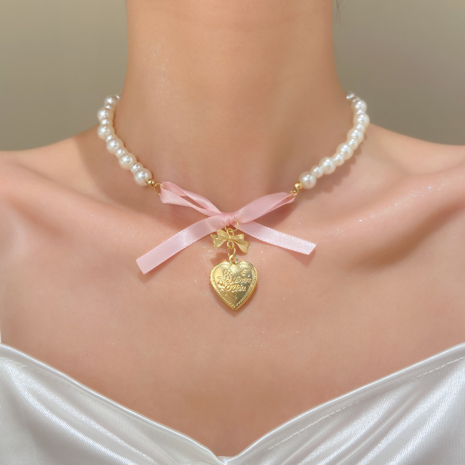 สร้อยคอไข่มุกจี้รูปโบว์สีชมพูโ - Pearl Trim Chain บทวิจารณ์และราคา